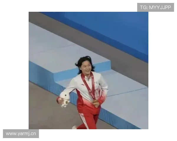 全红婵吃路边小吃，身后跟着好几辆豪车，这反差让我笑出声